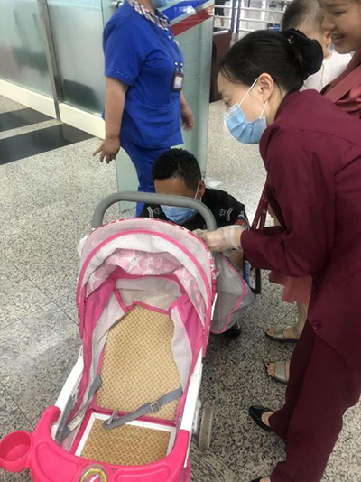 圖片1.png“真情服務(wù)”是讓旅客更加安心、放心、舒心的出行。行查室作為部門進港服務(wù)的最后一個環(huán)節(jié)，在日常工作中也很注重服務(wù)細節(jié)。6月10日，行查室工作人員幫助旅客打開嬰兒車，為她排憂解難。.png
