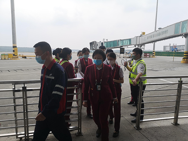 1653355046103530.jpg 旅客服務(wù)部開(kāi)展航空器突發(fā)事件單項(xiàng)演練.jpg