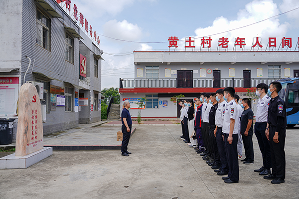 “助力鄉(xiāng)村振興，踐行艱苦奮斗” 將新員工黨性教育活動(dòng)搬到對口幫扶村1.jpg