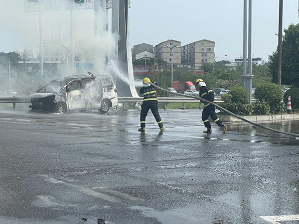 1660182195883012.jpeg 綿陽機(jī)場(chǎng)消防隊(duì)迅速處置突發(fā)自燃車輛.jpeg