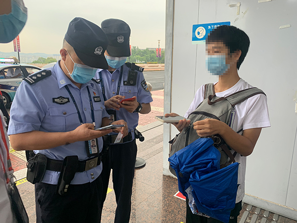 安檢站查獲一旅客冒用他人健康碼、核酸證明副本.jpg